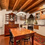 Arena Vintage Apartment
